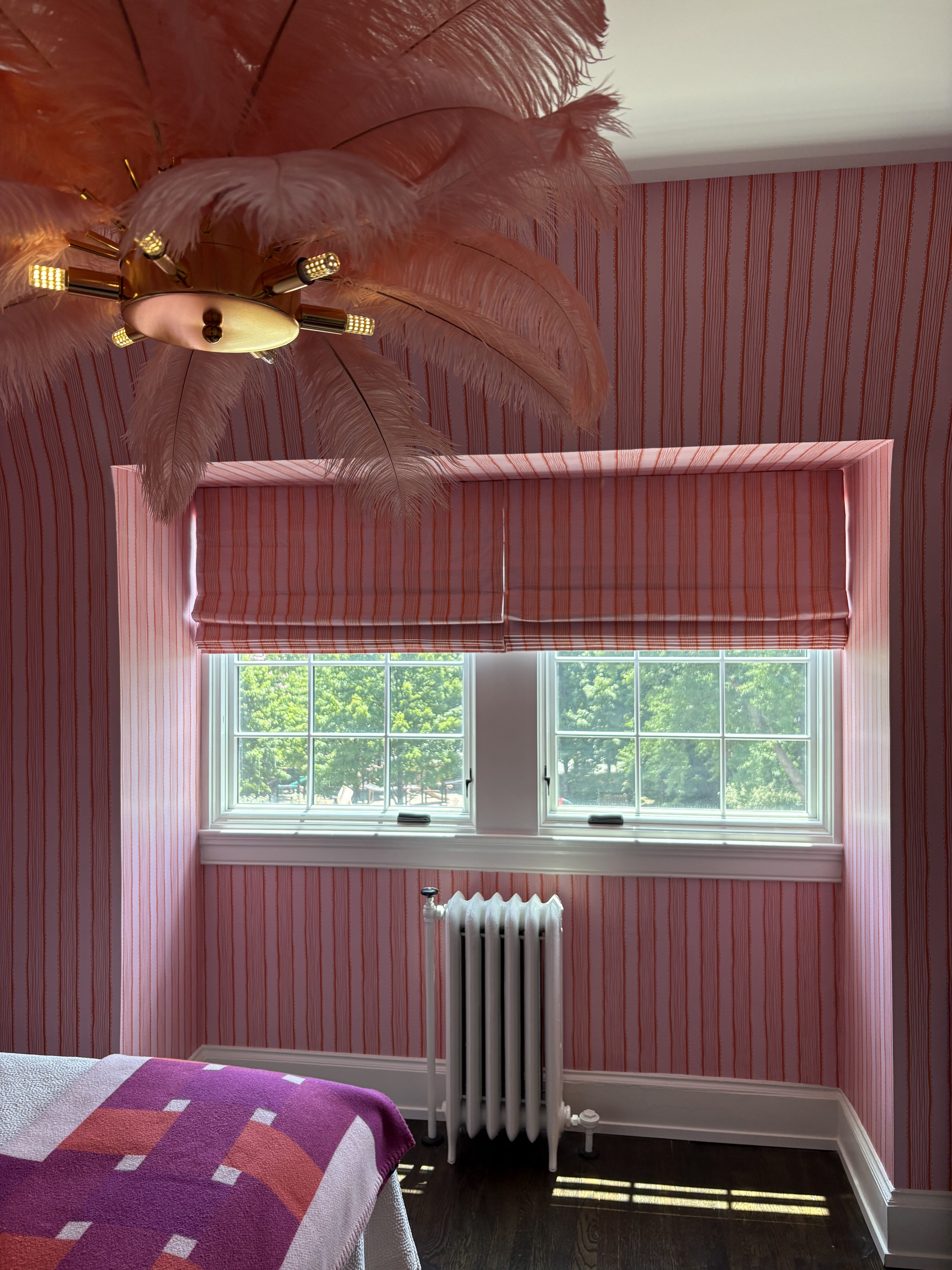 Kitchen window with patterned Roman shade