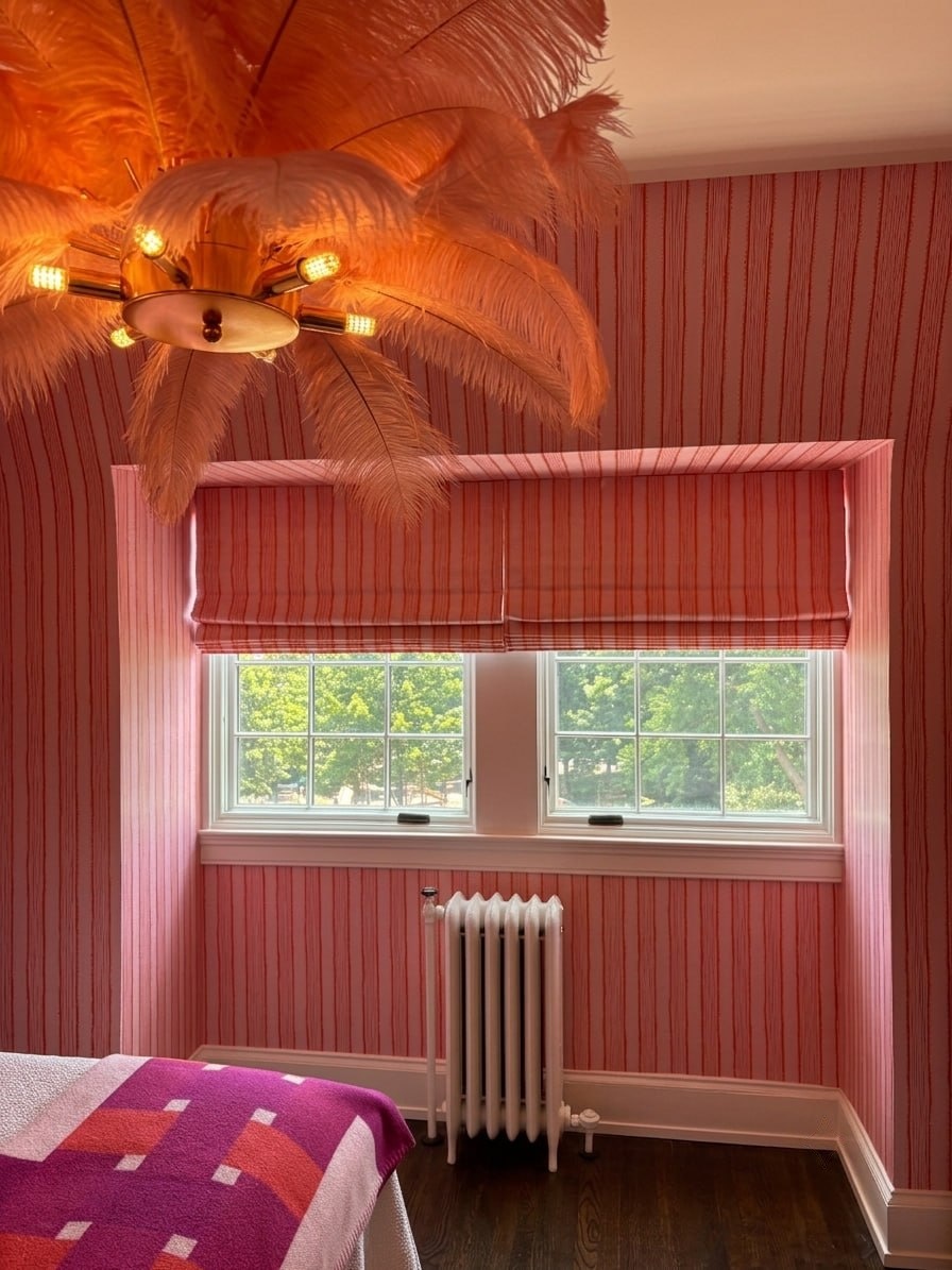 Kitchen window with patterned Roman shade